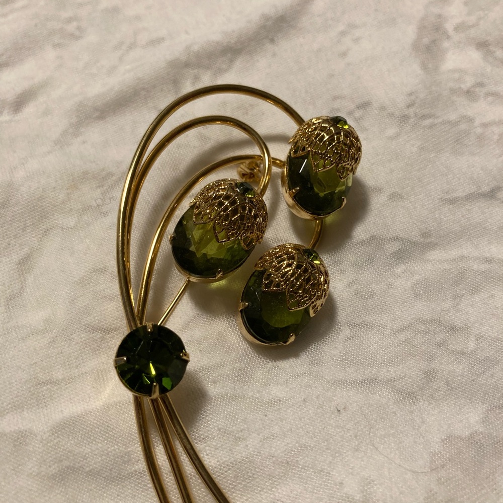 Sarah Coventry Touch of Elegance brooch, vintage green.